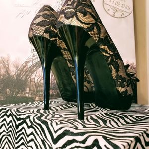 WOMANS GUESS HIGH HEELS